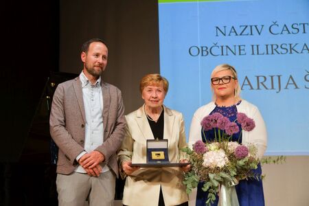 Častna občanka Marija Šlenc Zver, župan dr. Gregor Kovačič in Teja Iskra. Foto: Atelje Maraž 