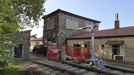 Izvajalec del, družba Rafael, je začel s prenovo vodnega stolpa in prizidkov. 