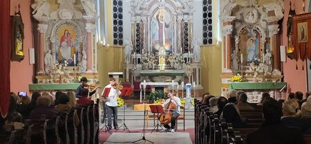 Godalni trio na koncertu Bachu v spomin