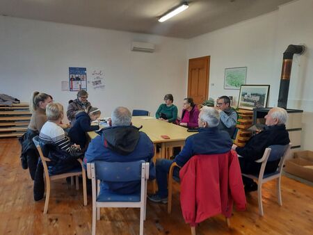 Ostrožani na srečanju, namenjenemu pisanju z roko in smehu 