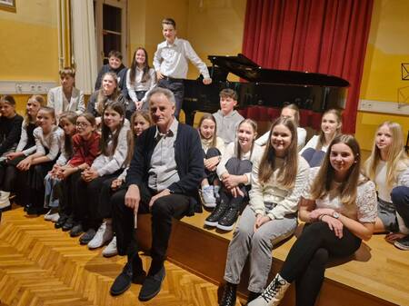 Nastopajoči učenci s skladateljem Bojanom Glavino