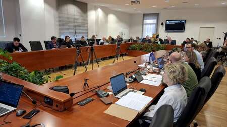 Občinski svet je zastavno pogodbo potrdil brez glasu proti. 