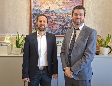 Gospod Kevin Hennessy in dr. Gregor Kovačič v županovem uradu