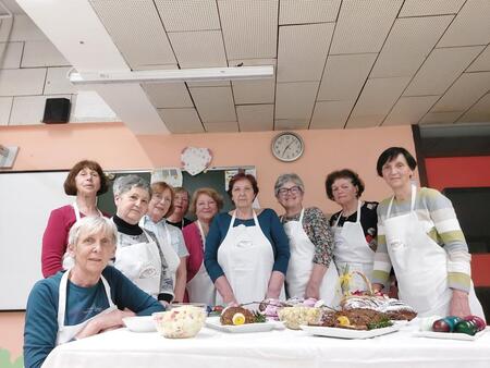 O Bog to vse nam daješ ti, kar dan za dnevom nas krepi.  Podeli, da nam to jedilo, po tvoji volji bo teknilo.