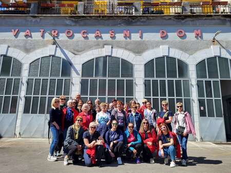 Gasilke pred gasilskim domom v Opatiji 