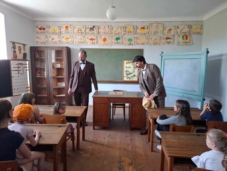 Otroke sta v šolski učilnici obiskala Kette in Cankar