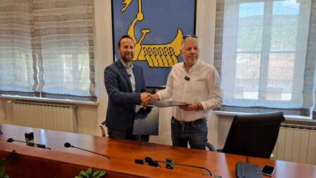 Podpis pogodbe za energetsko sanacijo telovadnice OŠ Podgrad, dr. Gregor Kovačič in Maks Godina