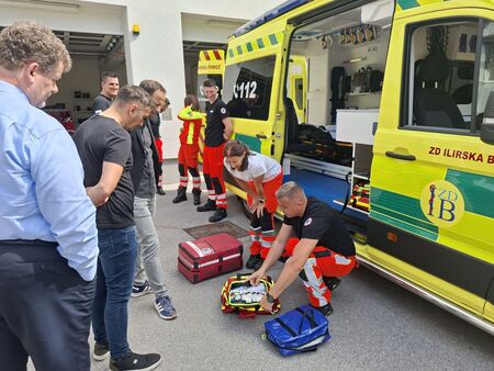 Predstavitev opreme za oskrbo odraslih in otrok v novem vozilu za nujno medicinsko pomoč 
