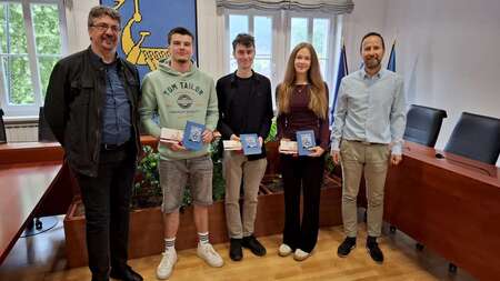 Sprejem zlatih maturantov: (z leve) Goran Uljan, Jan Tomšič, Nejc Novak, Lana Bubnič in dr. Gregor Kovačič 