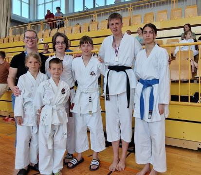 Mladi karateisti domov prispeli s kar sedmimi medaljami
