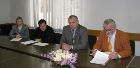 Na novinarski konferenci z leve: v.d. direktorice občinske uprave Tatjana Urbančič, Damjan Potepan, podžupan Vladimir Čeligoj in župan Anton Šenkinc