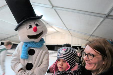 Snežak_na_drsališču[1]