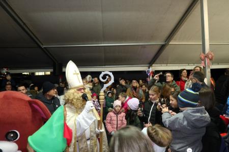 Sv._Miklavž_med_množico[1]