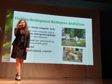 Aneja Rože Kravanja iz Občine Ilirska Bistrica predstavlja prenovo Kettejeve poti