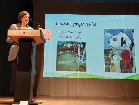 Gabrijela Blokar iz OŠ Antona Žnideršiča Ilriska Bistrica predstavlja tematsko pot Z zgodbami na pot