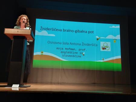 Anja Hofman iz OŠ Antona Žnideršiča Ilirska Bistrica predstavlja Bralno gibalno Žnideršičevo pot 