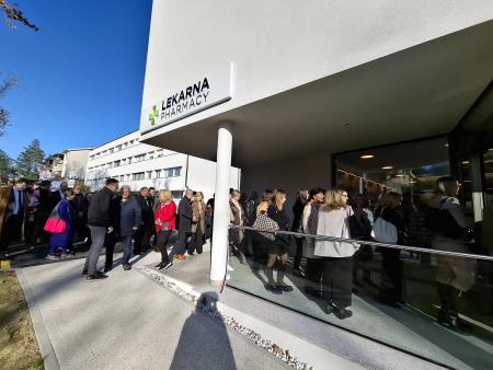 Prireditev ob odprtju nove lekarne 