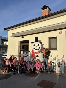 Otroci in okrasitev pred vaškim domom