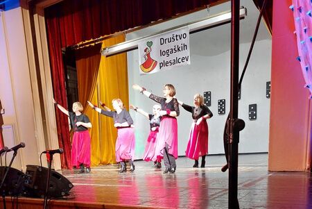 Nastop skupine Ta prave
